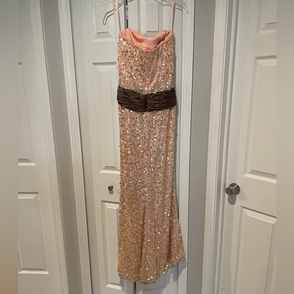 Womens beautiful sequin evening gown - Picture 4 of 6